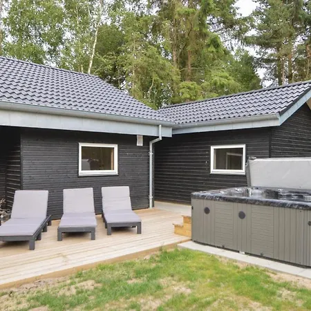 Three-bedroom Holiday In בלבאנד