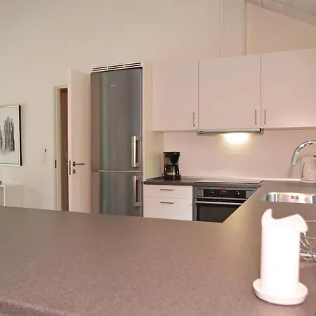 Three-bedroom Holiday In בלבאנד