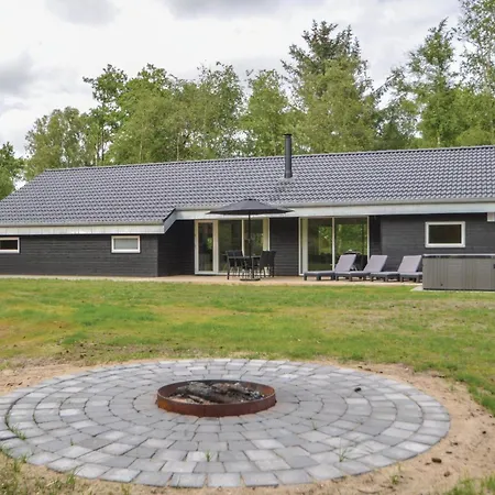 Three-bedroom Holiday In Blåvand