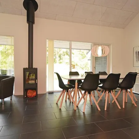 Three-bedroom Holiday In בלבאנד