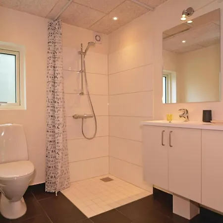 Three-bedroom Holiday In בית נופש