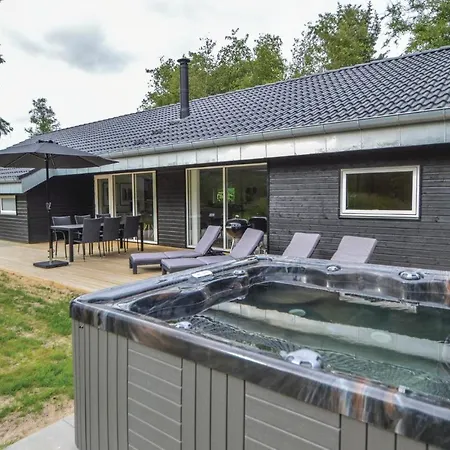 Three-bedroom Holiday In בית נופש