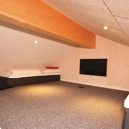 Three-bedroom Holiday In בלבאנד